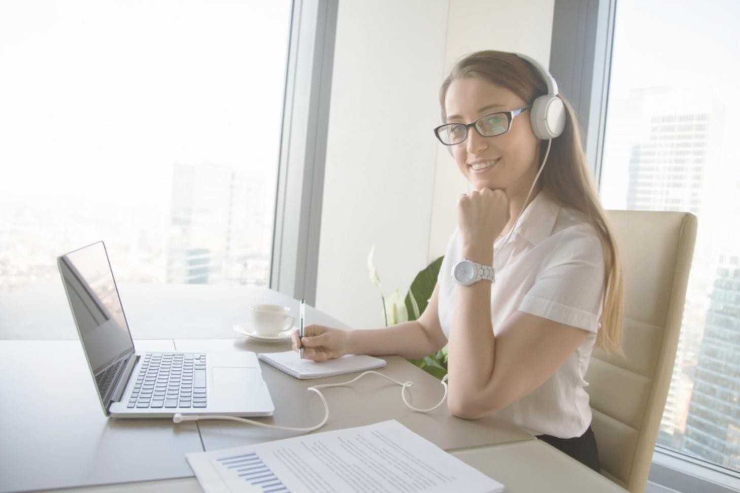 Formation en finances personnelles avec documents et calculatrice
